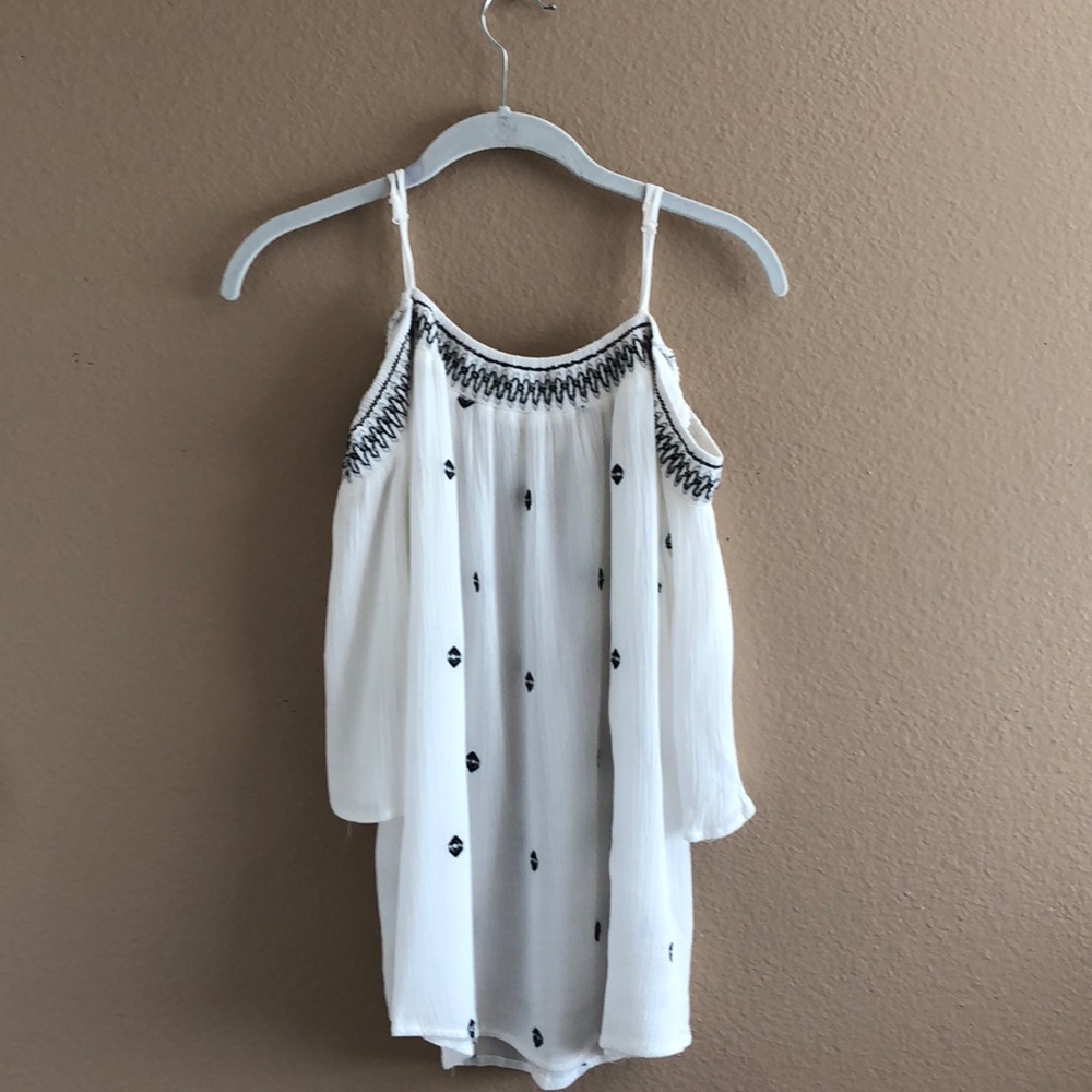 Super cute summery white top!